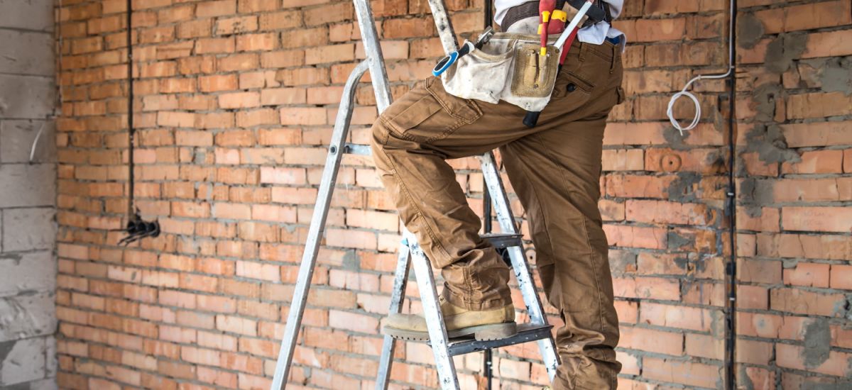 Práticas de trabalho seguras para quem usa escadas