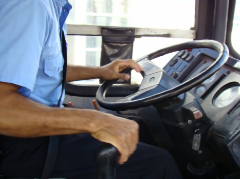 Alto barulho do motor causa perda auditiva em motoristas de ônibus:es-->Alto b