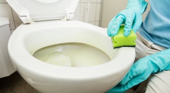 Você sabia que o colaborador que faz limpeza de banheiro de uso coletivo tem direito à insalubridade