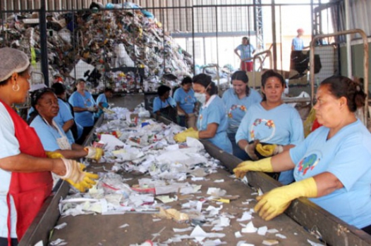 Pesquisa avalia condições de trabalho de catadores de resíduos