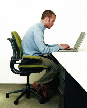 Má postura pode afetar desempenho no trabalho, dizem especialistas.